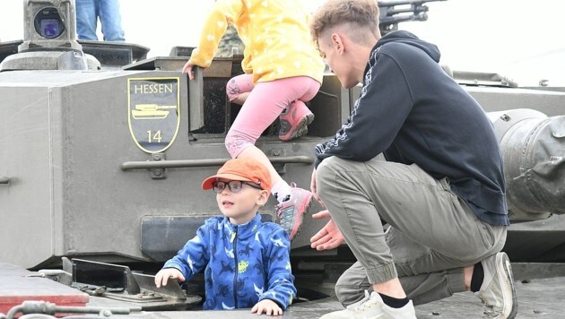 El Leopard 2 fue particularmente popular entre los niños.  (Imagen: P. Huber)