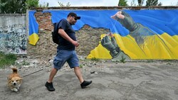 Die Ukraine sieht den Schritt Richtung Europa als Hoffnungsschimmer für das Land - im Kreml werden jedoch keine Lobeshymnen angestimmt. (Bild: AFP/Sergei SUPINSKY)