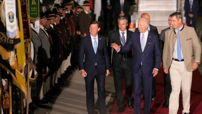 US-Präsident Joe Biden nach seiner Ankunft am Franz-Josef-Strauß-Flughafen in München (Bild: The Associated Press)