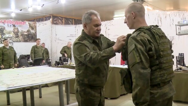 Russlands Verteidigungsminister Sergej Schoigu (links) mit Soldaten (Bild: Russian Defense Ministry Press Service/AP)