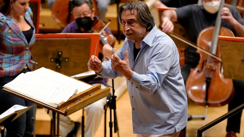 „Cantare! Lassen Sie die Instrumente ,singen‘“: Riccardo Muti bei der Probe. (Bild: The Associated Press)