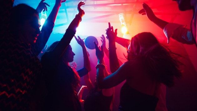 Bei einer Party auf Sylt größten Feiernde rassistische Parolen zu dem Song „L‘Amour toujours“. Radiostationen canceln das Lied jetzt. (Bild: Symbolfoto – stock.adobe.com)