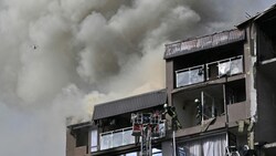 Die Feuerwehr von Kiew versucht ein von russischen Raketen getroffenes Wohnhaus zu löschen. (Bild: AFP)