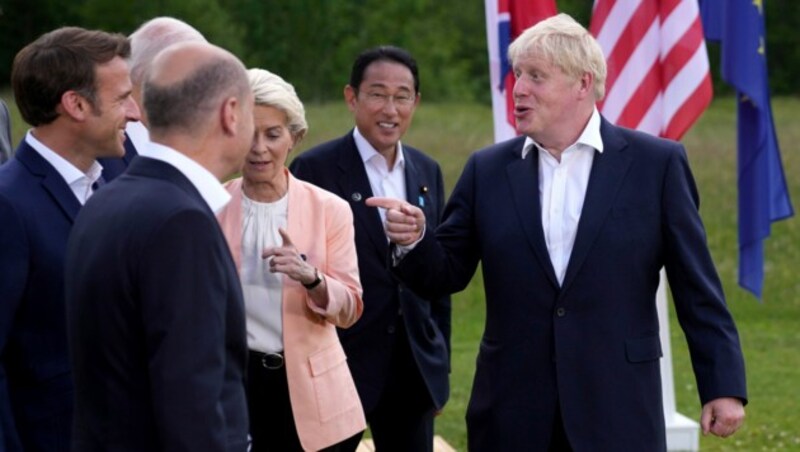 Boris Johnson wollte gar mit Bauchmuskeln prahlen. (Bild: AP/Matthias Schrader)