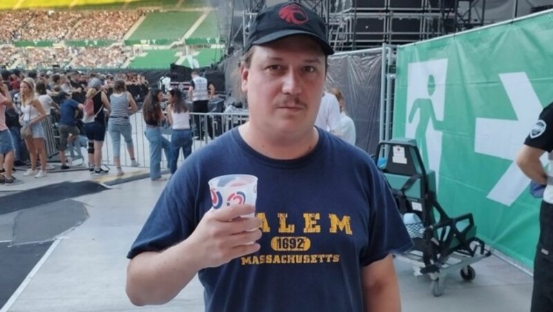 „Krone“-Redakteur Robert Fröwein beim Lokalaugenschein im Ernst-Happel-Stadion (Bild: R. F. )