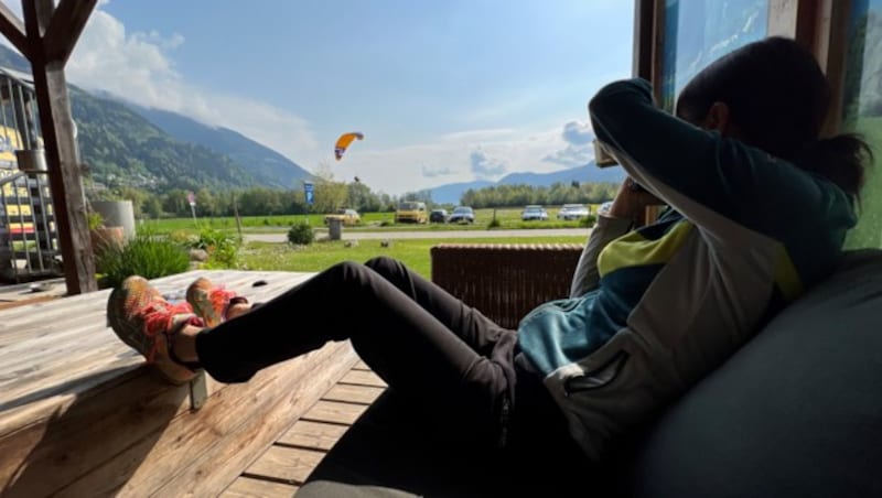 Fluglehrerin Maggie Grabner beobachtet alle Flugschüler von der Flugschule aus und gibt per Funk genaue Anweisungen. (Bild: Hannes Wallner)