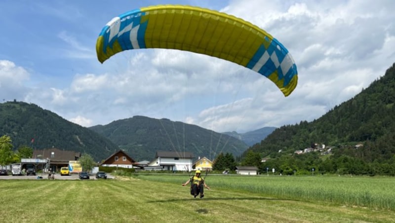 Christoph Wastl bei der Landung nach seinem ersten Höhenflug (Bild: Hannes Wallner)