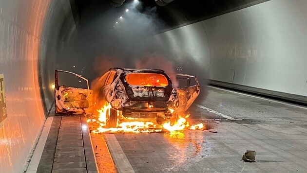 Das Fahrzeug brannte im Autobahntunnel komplett aus. (Bild: Kapo St. Gallen)