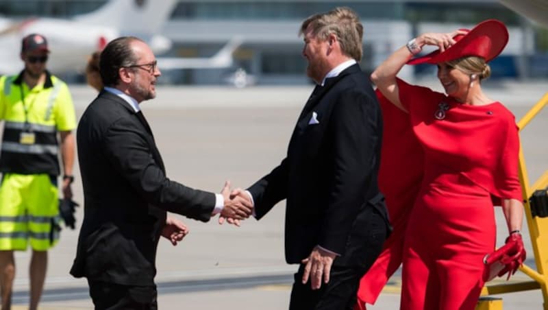 Außenminister Alexander Schallenberg begrüßte den niederländischen König Willem-Alexander und seine Ehefrau Maxima in Wien Schwechat. (Bild: BMEIA/ Michael Gruber)