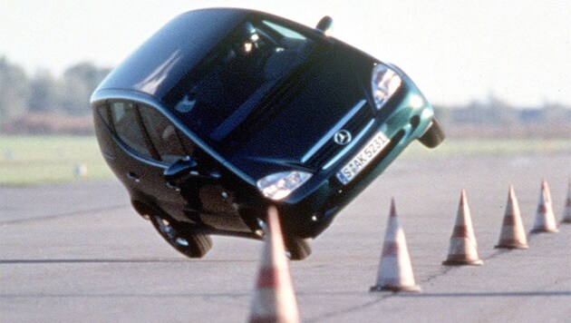 Uuuuuund ... Abflug! Hier fliegt die Mercedes-A-Klasse 1997 in die Schlagzeilen (Bild: dpa)