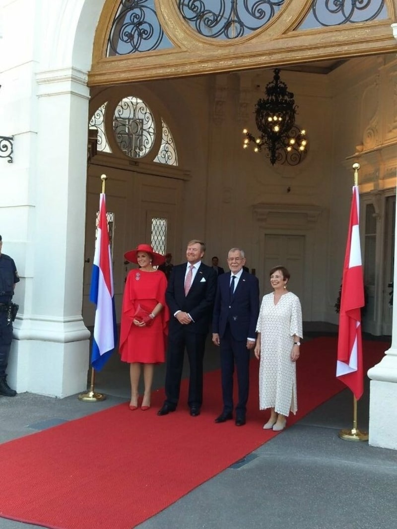 Königin Maxima, König Willem-Alexander, Bundespräsident Alexander Van der Bellen und Ehefrau Doris Schmidauer posierten für die Fotografen. (Bild: APA/EDLBACHER)