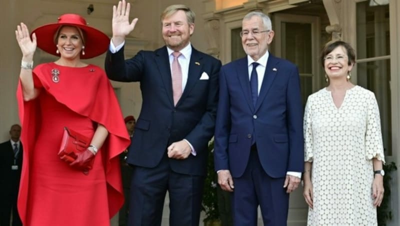 Königin Maxima und König Willem-Alexander grüßten beim Empfang von Bundespräsident Alexander Van der Bellen und Doris Schmidauer vergnügt in die Menge der wartenden Royal-Fans im Inneren Burghof in Wien. (Bild: APA/HANS PUNZ)