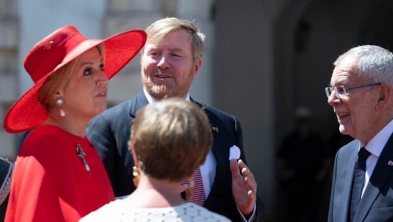 Königin Maxima und König Willem-Alexander beim Plausch mit Bundespräsident Alexander Van der Bellen und seiner Frau Doris Schmidauer. (Bild: APA/Photo by JOE KLAMAR/AFP)