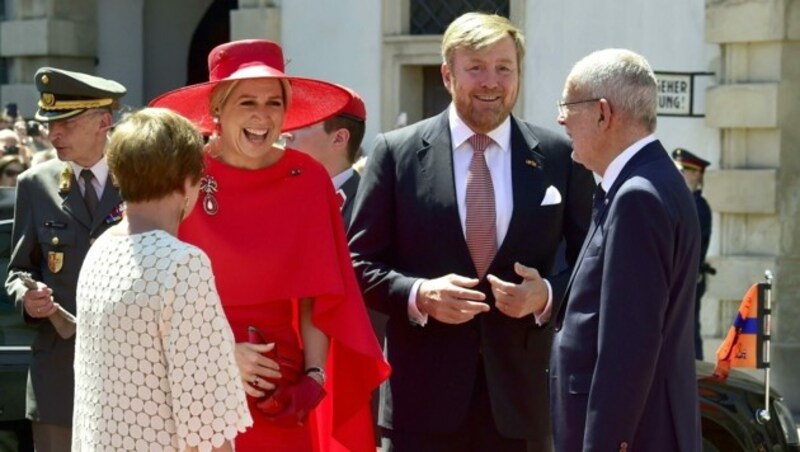 Königin Maxima muss beim Empfang in der Hofburg herzlich lachen. (Bild: APA/HANS PUNZ)