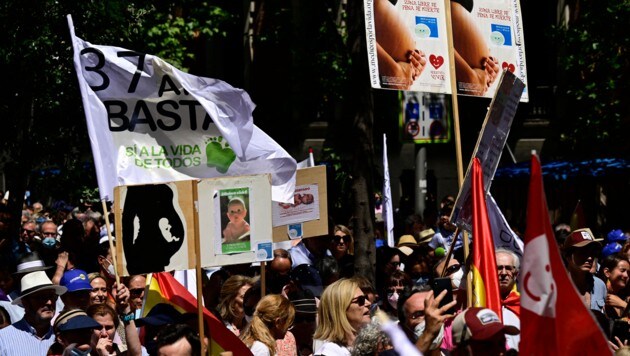 In Madrid gingen am Sonntag mehr als 100.000 Menschen auf die Straße, um gegen die geplante Liberalisierung des Abtreibungsgesetzes zu protestieren. (Bild: AFP)