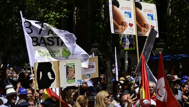 In Madrid gingen am Sonntag mehr als 100.000 Menschen auf die Straße, um gegen die geplante Liberalisierung des Abtreibungsgesetzes zu protestieren. (Bild: AFP)