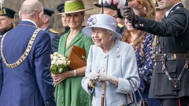 Gut gelaunt und mit einem strahlenden Lächeln im Gesicht zeigte sich Queen Elizabeth am Montag bei einer traditionellen Zeremonie in Schottland. (Bild: PA)