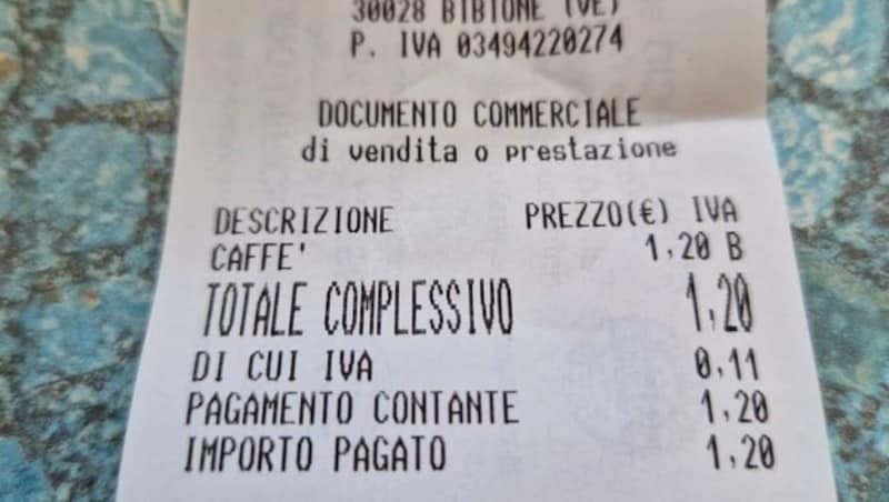 1,20 Euro für einen Expresso in Bibione. Ein halber Liter Mineralwasser kostet in diesem Lokal ebenso 1,20 Euro. (Bild: zur Verfügung gestellt)