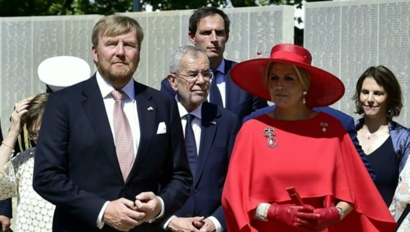 König Willem-Alexander, Bundespräsident Alexander Van der Bellen und Maxima bei einer Kranzniederlegung an der Shoah-Namensmauer im Gedenken an die im Holocaust ermordeten jüdischen Menschen. (Bild: APA/HANS PUNZ)