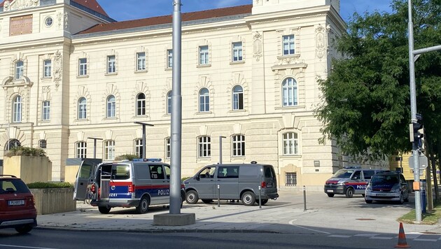 Bombensuche am Landesgericht St. Pölten. (Bild: weichhart)