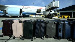 Vermisste Koffer stapeln sich am Flughafen Wien-Schwechat. (Bild: APA/ROBERT JAEGER)