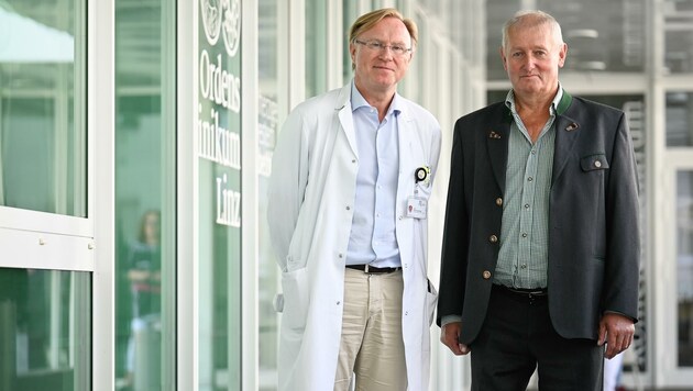 Michael Girschikofsky, ärztlicher Leiter der Elisabethinen, mit Franz Altreiter, einem der ersten Stammzellen-Patienten. (Bild: Alexander Schwarzl)