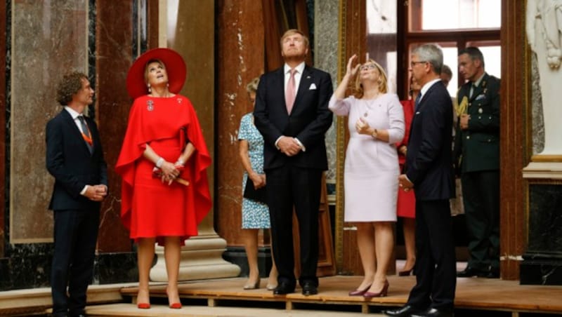 Doris Bures zeigte dem holländischen Königspaar das in Renovierung befindliche Parlamentsgebäude. (Bild: APA/AP Photo/Theresa Wey)