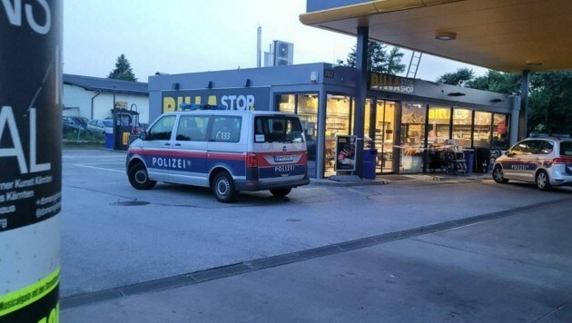 Die Polizei sicherte nach dem Überfall die Tankstelle ab. (Bild: Christian Tragner)