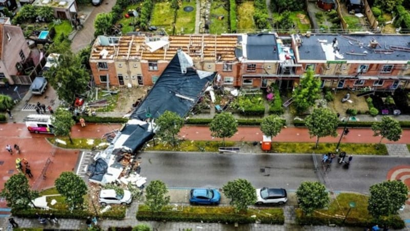 Eine Luftaufnahme zeigt die Schäden an den Dächern der angrenzenden Gebäude, nachdem ein Tornado am 27. Juni die südwestliche Küstenstadt Zierikzee heimgesucht hat. (Bild: APA/AFP/ANP/Jeffrey GROENEWEG)