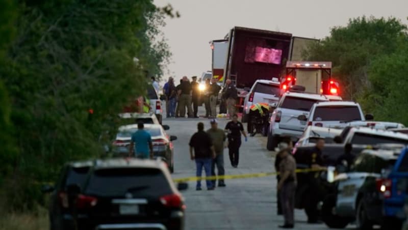 Der Sattelschlepper wurde neben Bahngleisen in einem abgelegenen Gebiet am südlichen Stadtrand von San Antonio gefunden. (Bild: AP)