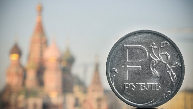 Am Montag stand der Rubel bei 100,7 zum Dollar und bei 110,2 zum Euro. (Bild: AFP )