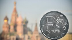Am Montag stand der Rubel bei 100,7 zum Dollar und bei 110,2 zum Euro. (Bild: AFP )