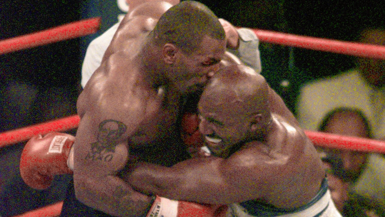 Der große Skandal am 28. Juni 1997 - Mike Tyson beißt seinem Gegner Evander Holyfield in das rechte Ohr! (Bild: AP/JACK SMITH)