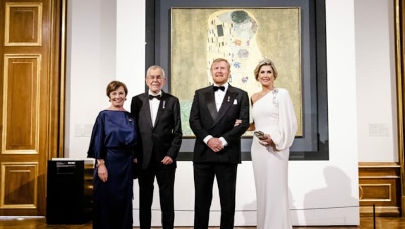 König Willem-Alexander und Königin Maxima posierten gemeinsam mit Alexander Van der Bellen und Doris Schmidauer vor Gustav Klimts berühmtesten Gemälde, dem „Kuss“, im Belvedere. (Bild: www.VIENNAREPORT.at)