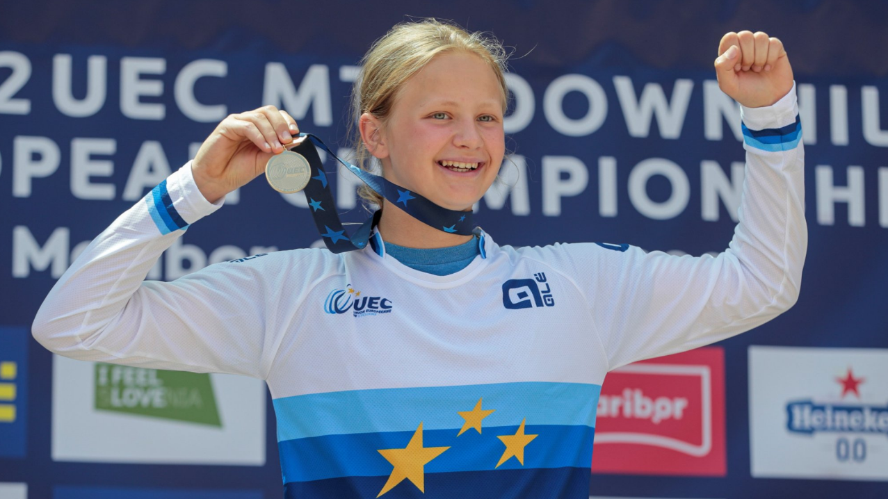 Nach Bronze im Vorjahr durfte die 13-jährige Lina Frener nun über Gold bei der Downhill-EM jubeln. (Bild: Europäischer Radsportverband)
