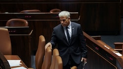 Ministerpräsident Naftali Bennett kündigte seinen Rückzug aus der Politik an, sein Amt soll Außenminister Yair Lapid (im Bild) übernehmen. (Bild: AP)
