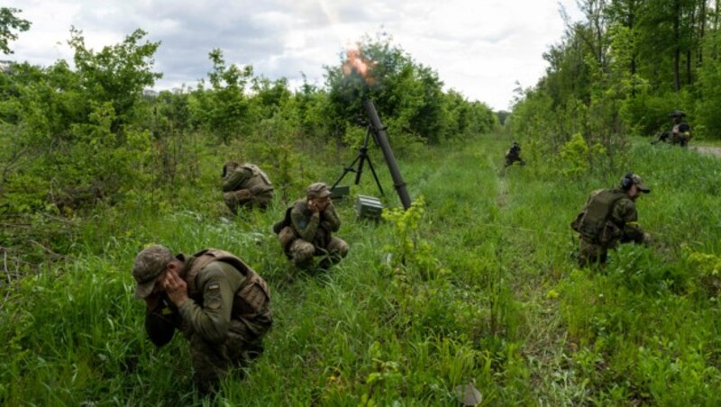 Ukrainische Soldaten und Legionäre im Kampfeinsatz (Bild: Associated Press)