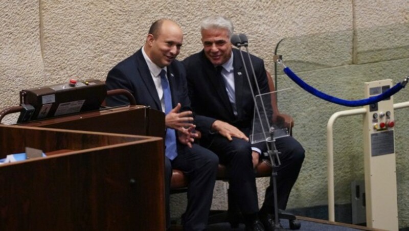 Bennett und Lapid bei der Knesset-Sitzung am Montagabend (Bild: AP)