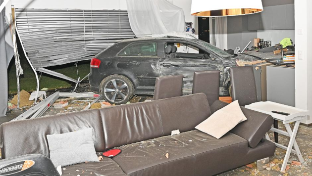 Der Audi des 23-Jährigen raste in den Wohnbereich des Einfamilienhauses und sorgte für eine gewaltige Zerstörung. (Bild: KAPO Schaffhausen)