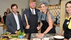 Beim „Community-Cooking“ in der Brotfabrik in Wien-Favoriten ließen es sich König Willem-Alexander und Königin Maxima nicht nehmen, auch selbst das Nudelholz zu schwingen. (Bild: APA/HANS PUNZ)