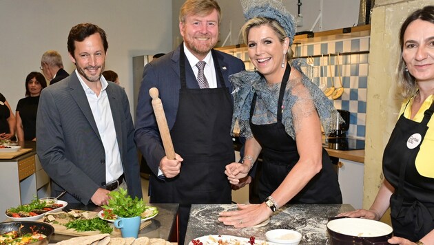 Beim „Community-Cooking“ in der Brotfabrik in Wien-Favoriten ließen es sich König Willem-Alexander und Königin Maxima nicht nehmen, auch selbst das Nudelholz zu schwingen. (Bild: APA/HANS PUNZ)