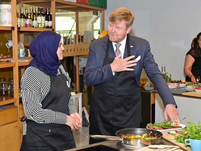 König Willem-Alexander zeigte sich interessiert an den Köstlichkeiten, die serviert wurden. (Bild: APA/HANS PUNZ)