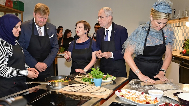 Beim „Community-Cooking“ in der Brotfabrik in Wien-Favoriten herrschte gute Stimmung. (Bild: APA/HANS PUNZ)