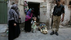 Aktuell werden Kinder in Pakistan per Schluckimpfung immunisiert. Die Impfhelfer müssen von Polizisten beschützt werden. (Bild: AP)