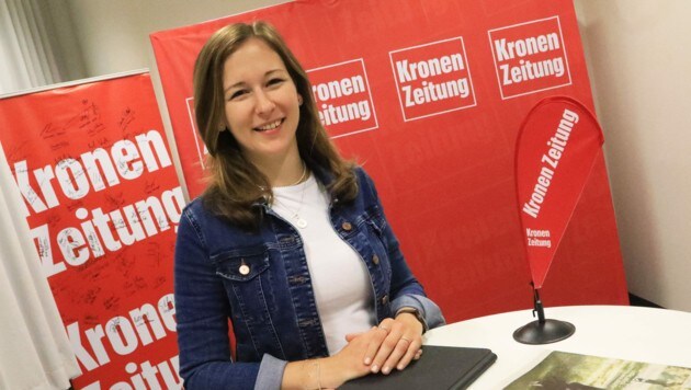 Jugendstaatssekretärin Claudia Plakolm in der „Krone“-Redaktion in Klagenfurt (Bild: Uta Rojsek-Wiedergut)