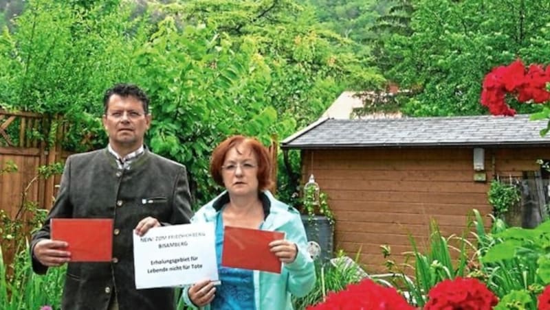 Aktivistin Brigitte Etzelsdorfer kämpft mit Bürgermeister Günter Trettenhahn gegen die von Wien geplante „Zerstörung eines echten Naturparadieses“. (Bild: LELOG)