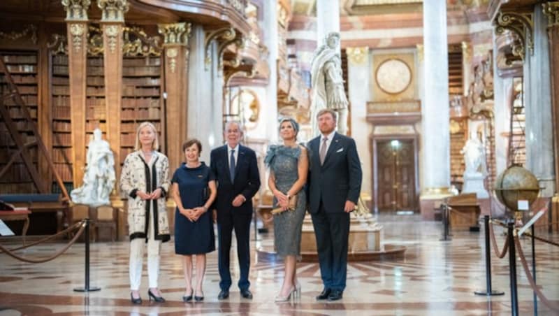 Willem-Alexander und Maxima besichtigten den Prunksaal der Nationalbibliothek. (Bild: APA/GEORG HOCHMUTH)