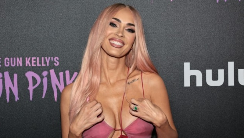 Megan Fox besucht die Premiere von „Machine Gun Kelly‘s Life In Pink“ in New York City. (Bild: APA/Jamie McCarthy/Getty Images/AFP)