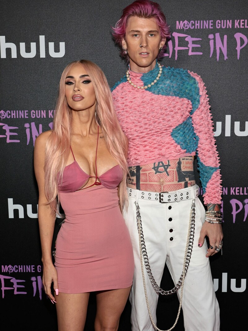 Megan Fox und Colson Baker „Machine Gun Kelly“ bei der Premiere der Doku „Machine Gun Kelly‘s Life In Pink“ (Bild: Jamie McCarthy/Getty Images/AFP )