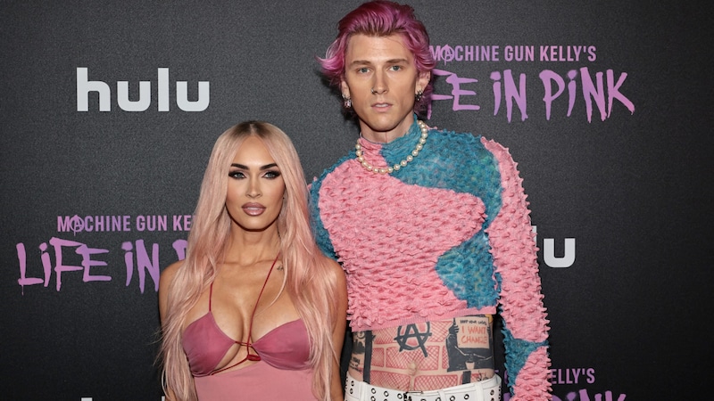 Megan Fox und Machine Gun Kelly in Rosa (Bild: APA/Jamie McCarthy/Getty Images/AFP)